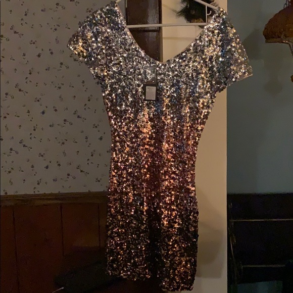 Dress - Picture 2 of 4